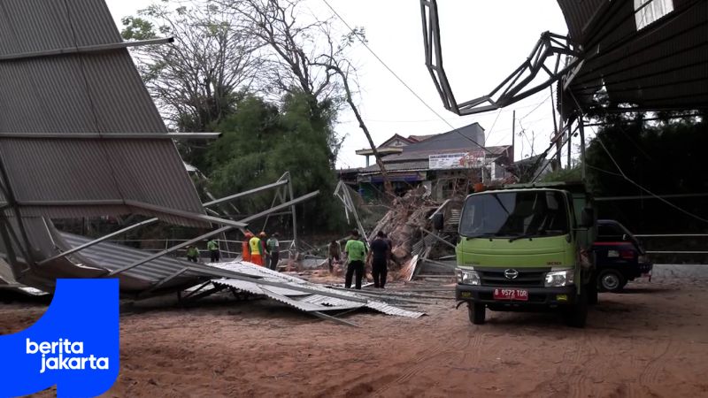 Petugas Gabungan Evakuasi Pohon Tumbang di Cipayung