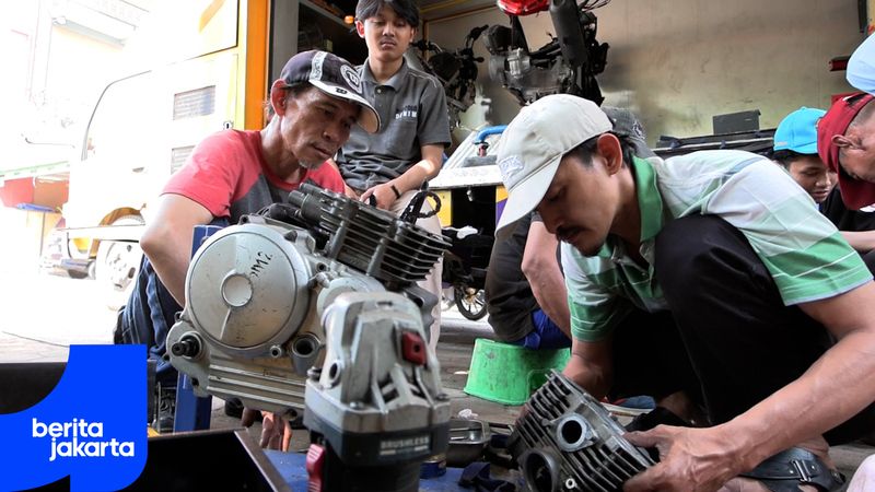 Warga Srengseng Antusias Ikuti Pelatihan Kerja Teknik Sepeda Motor