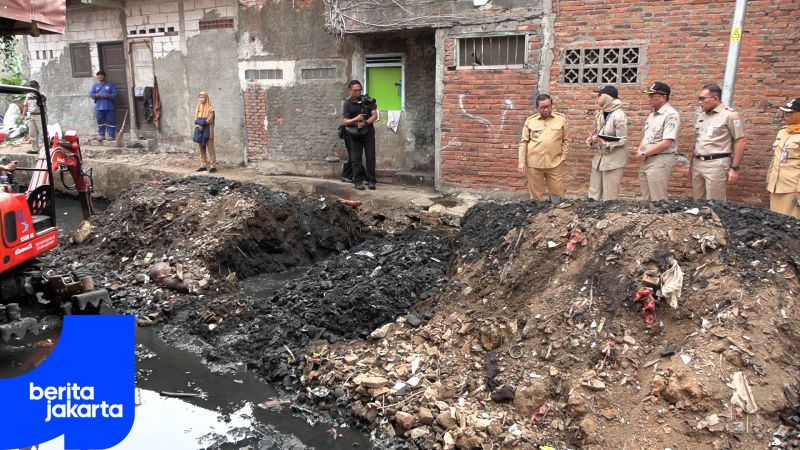 Inspecting Dredging, Pramono Accelerates Krukut Tributary Revitalization