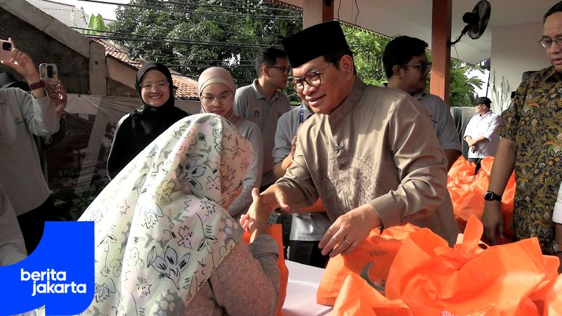 Pramono Tinjau Program Tebus Murah Sembako di Ciganjur