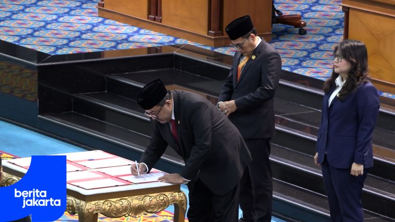 Rano Sampaikan Jawaban Ranperda Pengendalian Penduduk dan Rumah Susun