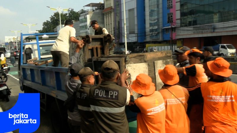 Petugas Gabungan Lakukan Penertiban Trotoar di Petojo Selatan