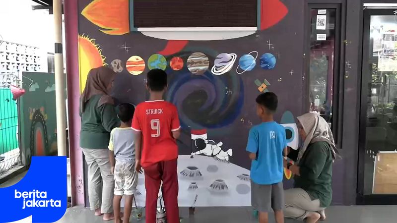 Pengelola RPTRA Utakase Berseri Ajak Anak-anak Buat Mural Edukatif