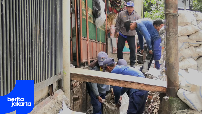 Satpel SDA Tanah Abang Normalisasi Saluran di Jalan Petamburan 3