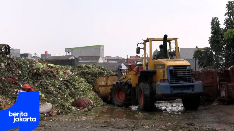 Sudin LH Jaktim Bantu Atasi Tumpukan Sampah di Pasar Induk Kramat Jati
