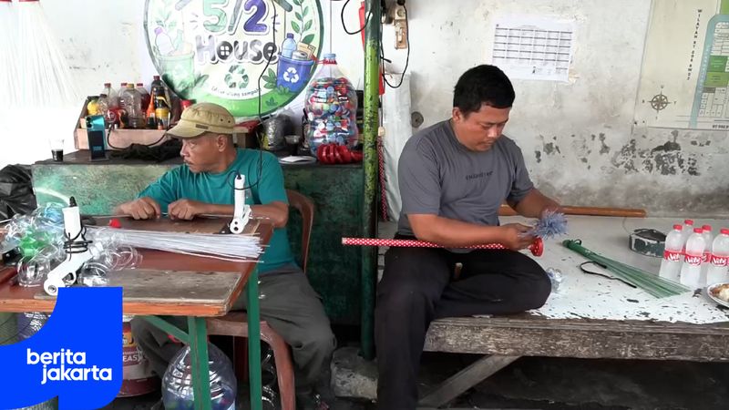 Menyulap Botol Plastik Bekas Jadi Sapu Lidi Bernilai Ekonomi