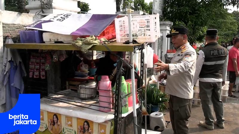 Satpol PP Duren Sawit Tertibkan PKL di Jalan Teratai Putih III