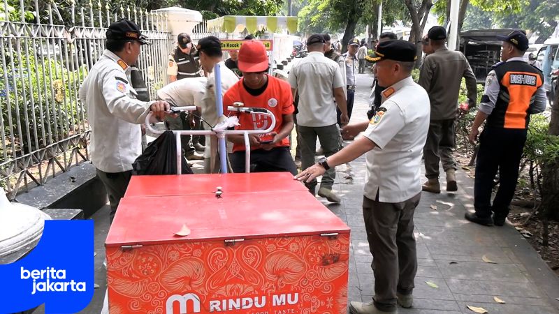 Satpol PP Gencarkan Pengawasan Trotoar di Salemba Raya