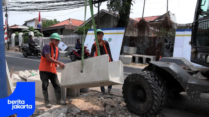 Sudin SDA Jaktim Bangun Saluran Air Jacking di Jalan Raya PKP