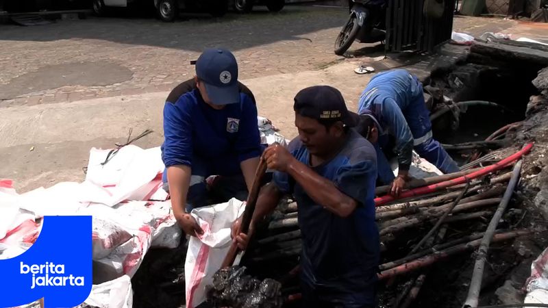 Picu Genangan, Saluran Air Mampang Prapatan Raya Dikuras