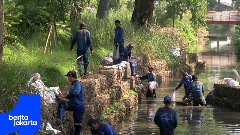 Sudin SDA Jaksel Bersihkan Saluran Air Taman Bendera Pusaka