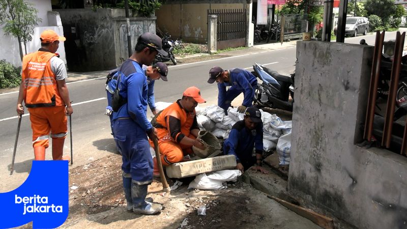 Petugas Gabungan Kuras Saluran Air di Jalan Tanjung Barat Lama