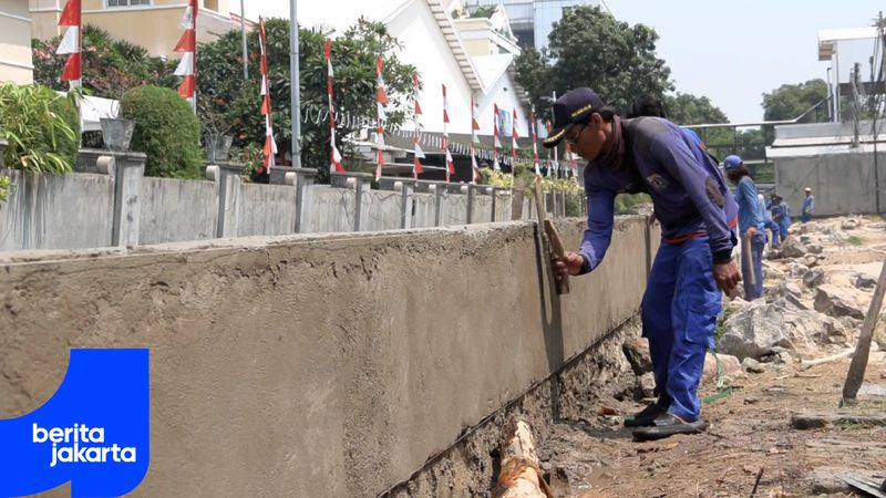 Peninggian Turap di Kelapa Gading Dukung Urban Farming Warga