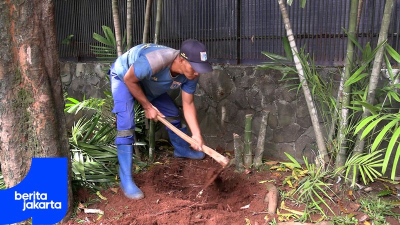 Sedimen Lumpur di Jalan Hang Jebat VIII Dikeruk Petugas