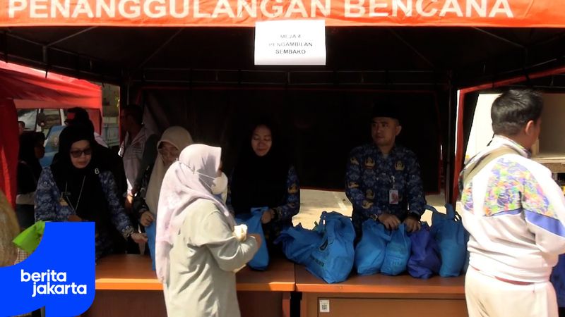 Warga Serbu Sembako Murah Ramadan di Kantor Kecamatan Makasa