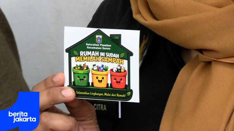 Gencarkan Sosialisasi, Kelurahan Paseban Pasang Stiker Pilah Sampah