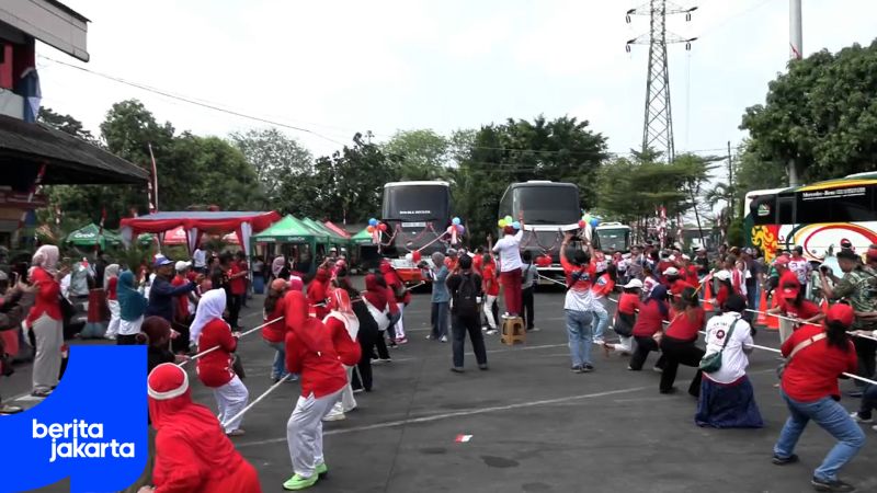 Excitement Fills Kampung Rambutan Terminal During Bus Pulling Competition