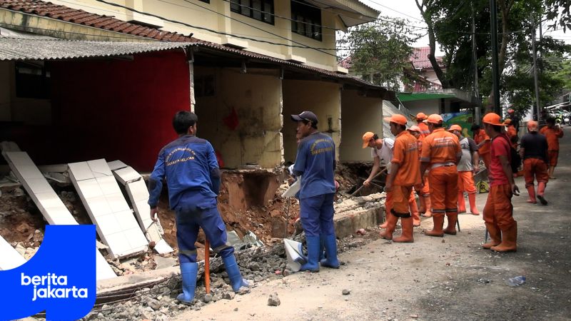Petugas Gabungan Gerak Cepat Tangani Tembok Roboh di SDN Tebet Barat 08