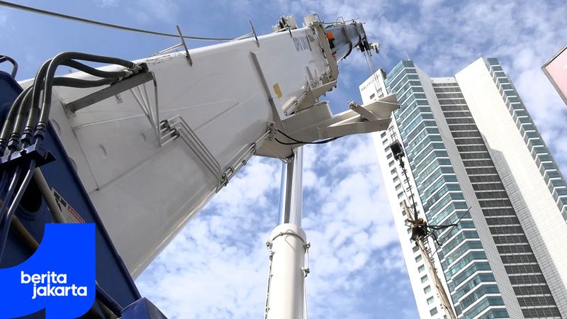 Tiang Telekomunikasi di Bantaran Kali Cideng Dibongkar