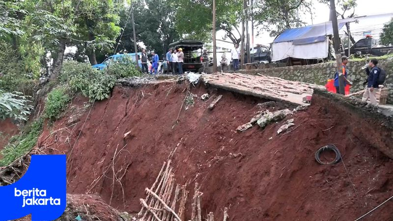East Jakarta Government Handle Collapsed Plaster in Baru River