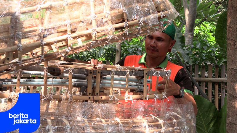 UPS Badan Air Duren Sawit Buat Perahu Kodok dari Botol Plastik