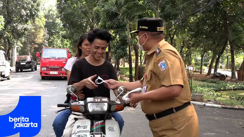 Jajaran Kecamatan Cipayung Bagikan Masker ke Pengendara