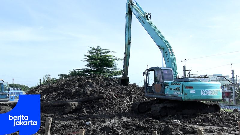 Pramono Instruksikan Pengerukan Kanal Banjir Barat Segera Dirampungkan