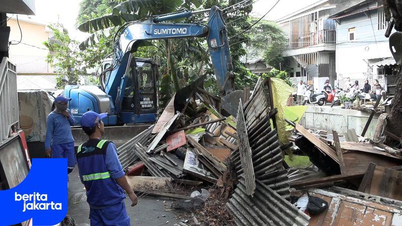 Puluhan Bangunan Liar di Bantaran Kali Sentiong Ditertibkan